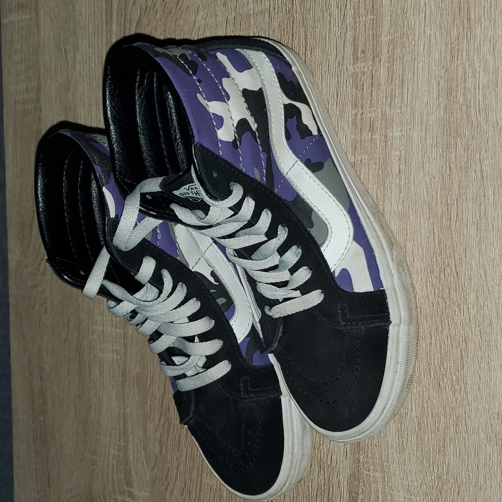 Van's off the wall suede unisex  sneaker. Womens 6.5 mens 5.